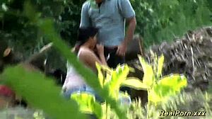 Horny nemecký pár sa drbe silno vonku v amatérskej scéne