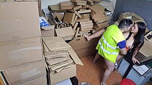 Chefe latina sexy pega funcionário preguiçando no sexo por telefone