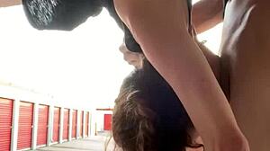 Esposa do vizinho chupa um de 19 anos de cabeça para baixo no caminhão Uhaul público