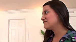 Podívej, zralá kráska jebe roztomilou mladou (18+) služku s nevlastní dcerou!