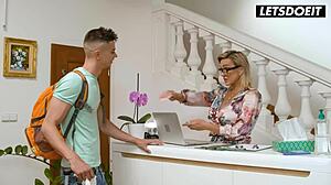 Aubrey Black får dyb røvstødning af fræk hostelgæst 😈