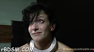 בסצנת סאדו-מזו מוזרה, היא קשורה חזק, מצצה חזק, ונתנה בסגנון כלב. האורגזמה פגעה כמו סערה.