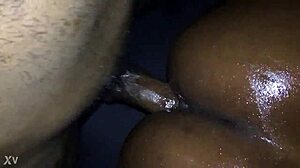 Čierny dlhý kurac vŕta mastnú malú ebony dievčinu v divokej relácii.