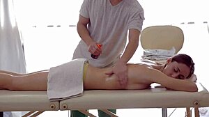 Aruna Aghora se bucură de anal după un masaj cald