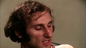 Retro rok zvezda groupie zadirkuje sa vrelim pušenjem i doggystyle akcijom.