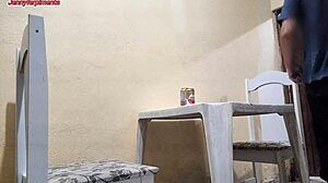 Молодая 18+ латина-пара развлекается в публичном баре