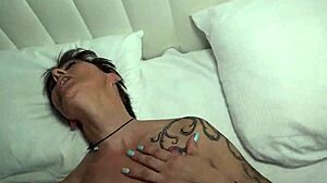 Tatoveret milf knepper ung 18+ fyr på første date.