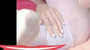 Slanke Meesteres Benen en Harige Natte Kut Blootgesteld