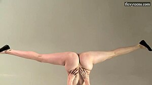 Sofia Zhiraf smal blond visar sexiga rörelser på soffa