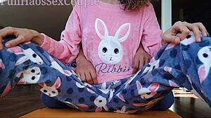 Oče pastorke draži mokro pičko in majhne sise male pastorke