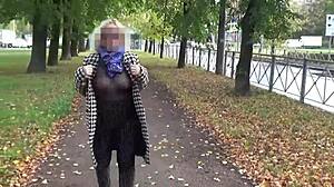 Geile milf paradeert in transparante nylon met grote tieten in zicht