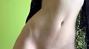 Хей, сладкиш, искаш ли да видиш Майски да мастурбира с дилдо?