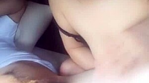 Cosa succede con questa coppia cinese che lotta in macchina? Curioso?