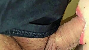 Ρομαντικό κοντινό blowjob δώρο για γιορτή γενεθλίων