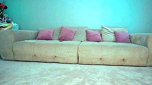 Bliznakinje u cosplay-u se istežu žestoko na webcam-u za divlju masturbaciju