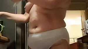 Vaimo kiusoittelee keittiössä suurissa seksikkäissä alushousuissa soolohupia varten