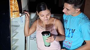 صفقة متأخرة: بيع الثلاجة ينتهي بزب الردف في المقطورة