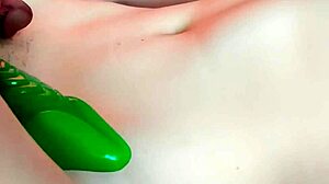 Pohledný doktorův první gay bang s horkým chlapem escortem