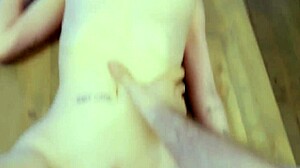 משחקת עם חברה מבית ספר בזיון סקראבל על השולחן גרסה קצרה מלאה במנוי בעמוד שלי - arinafox