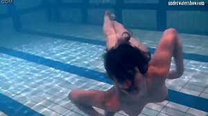 Ivetta Driller I Poolen, Du Kan Ikke Se Væk!