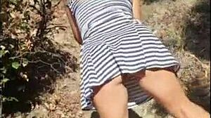 Mostohaanya leveszi a bugyit, hogy elcsábítsa mostohafiút strand szopáshoz és kiránduláshoz