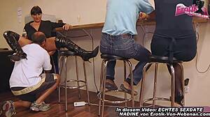 Niemiecka dojrzała pani zostaje wyruchana publicznie w barze, szalona noc!