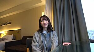 חלק 1: בחורה מפתה עם תנועות מומחיות ושדיים עסיסיים. ילדה שטן חמודה מתגרה עם מוצץ רטוב וסקס מתוק!