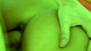 Kinesisk tjej stönar under intensiv analpund