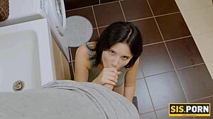 Busty ruské dievča láka nevlastného brata na tabu sex