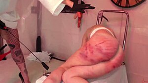 Curvă supusă legată călărește pulă tare în dominație anală brutală