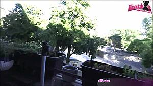 Saksalainen naapurintyttö suurilla luonnollisilla tisseillä naisee parvekkeella. Nähty tätä?