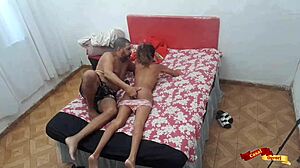 Худая тайская 18+ шлюха получает пальцами в тугую жопу