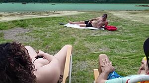 Voyeur si masturbuje na pláži, zatímco se veřejně dotýkám sama