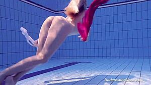 Proklova si toglie il bikini per nuotare nuda sott'acqua