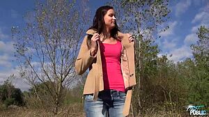 По дяволите да! Диво чукане на открито с чешка брунетка кучка!