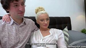 Man kijkt Angelika Cristal neuken met jonge hengst