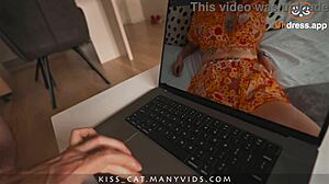 Mamma Acquisto Scopata Silenziosamente in Letto Condiviso Dopo Trucco App Spogliarello