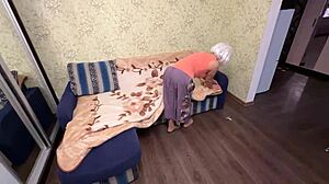 Mamă se pregătește pentru sex anal intens pe canapea