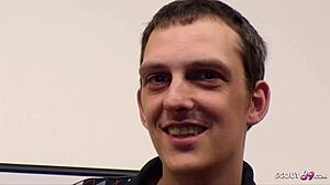 Cuckold echtgenoot doet mee met domme vriendin in Duitse trio met vreemde