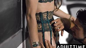 Sexy trans professor får facial fra favoritt QB