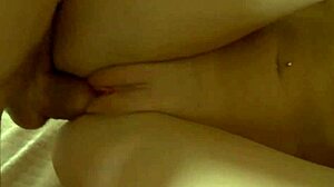 Polusestra prima veliki kurac u analu u hardkor domaćem klipu 18+. Amaterska 18-godišnja slatkica voli grubo prstanje