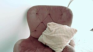 Latina Comel Kecil 18+, Tunjuk Gerak Tari Sekarang!