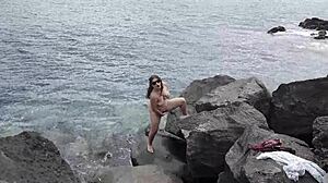 Neočekávaný výstřik zasáhne obličej nudistické přítelkyně na veřejné pláži