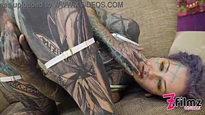 纹身妹子承受深肛猛插，完全不碰阴道，直插到底