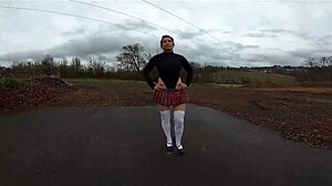 43letá milf bliká nohama ve školáckém kostýmu 18+ venku