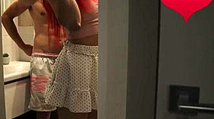 Fiica vitregă pofticioasă se preface că e soție pentru acțiune anal intensă. Ea tânjește după fiecare picătură!