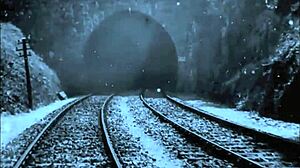 Vintage erotični risbi mešajo retro čar z pikantnimi zviji