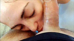 Remaja 18+ submissive Lisa deepthroat bersepah dengan tangan terikat.