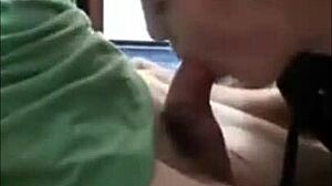 Hej, podívej se, jak můj dobrý kamarád uctívá můj kokot?