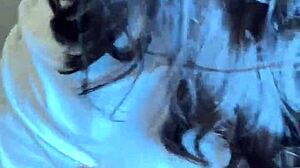 ฉันติดกับนักเรียนไทยอายุ 18 ปีดิ้นรนบนควยขาวใหญ่ มันมากเกินสำหรับเธอ!